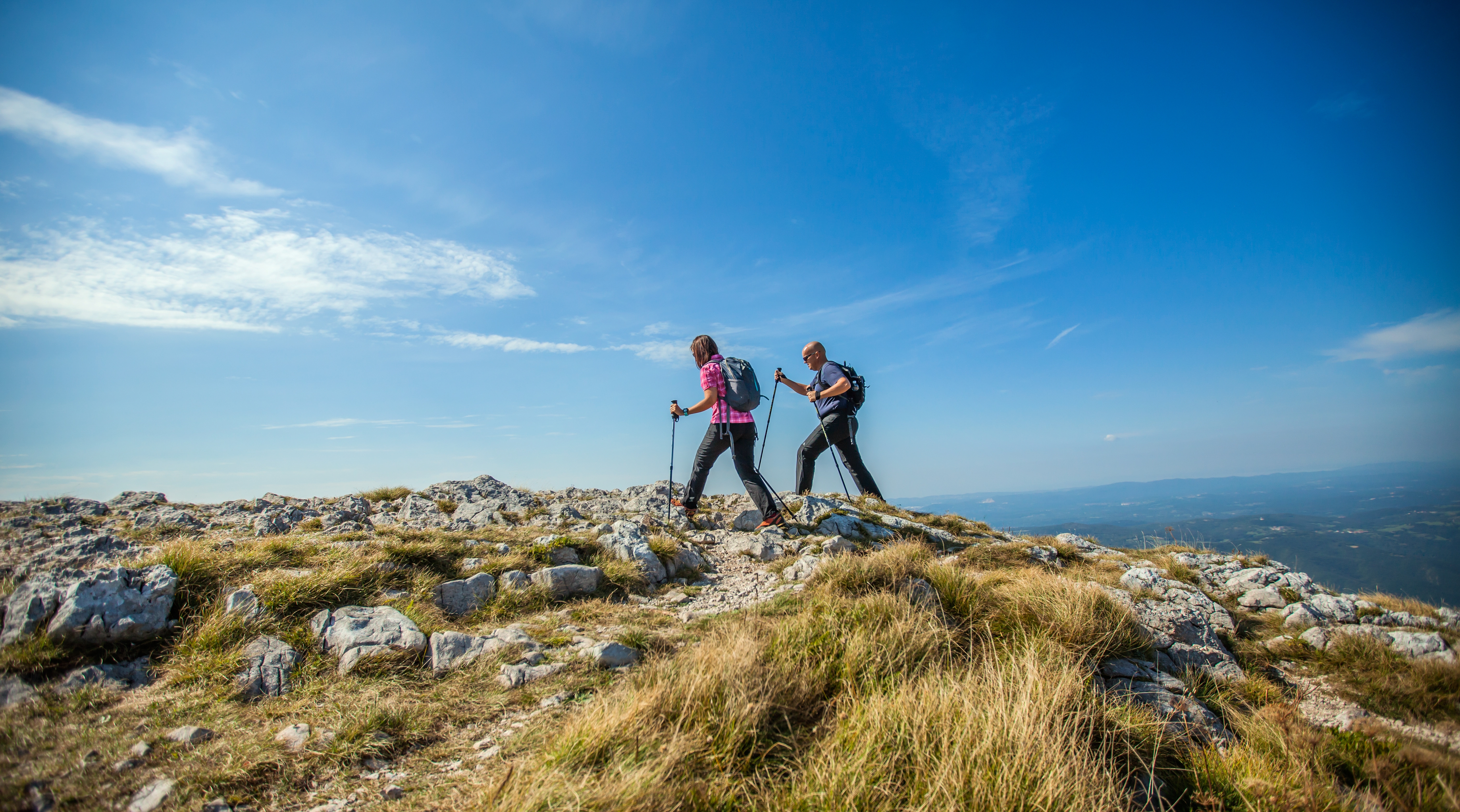 Twee wandelaars op een bergkam