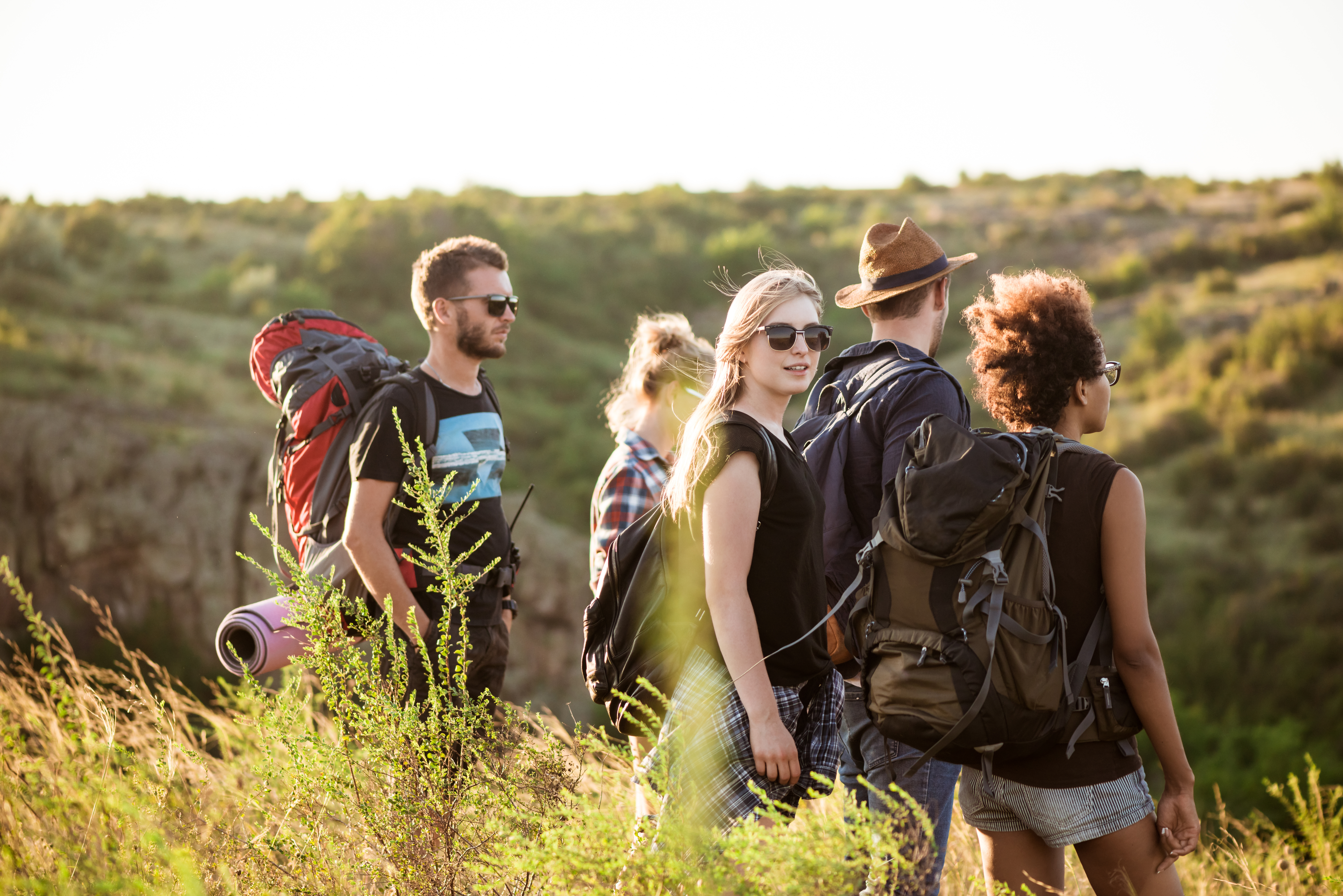 Wandelaars kijken uit over een kloof
