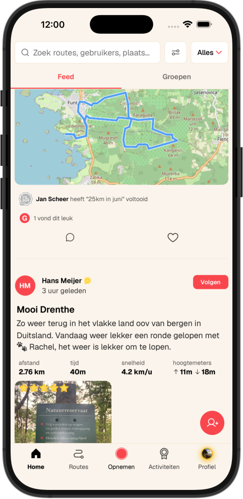 Feed met activiteiten van andere wandelaars in de app